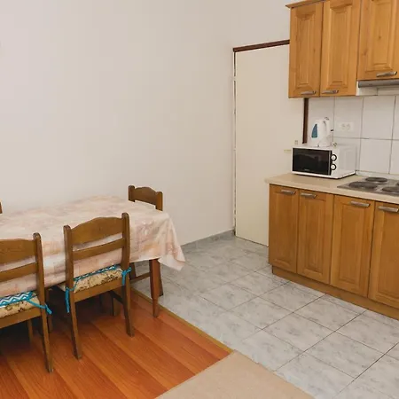 Апартаменты Family Friendly Seaside Grebastica, Sibenik - 15170 Гребастика