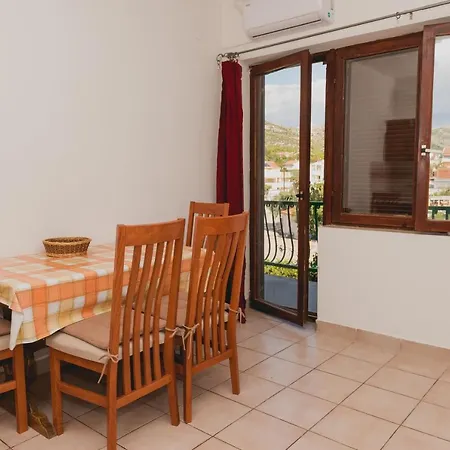 Family Friendly Seaside Grebastica, Sibenik - 15170 Apartmán