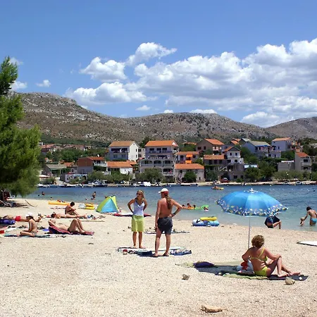 Family Friendly Seaside Grebastica, Sibenik - 15170 Апартаменты Гребастика