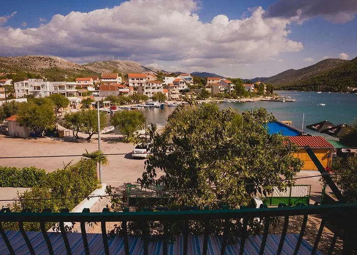 Family Friendly Seaside Grebastica, Sibenik - 15170 Appartement *