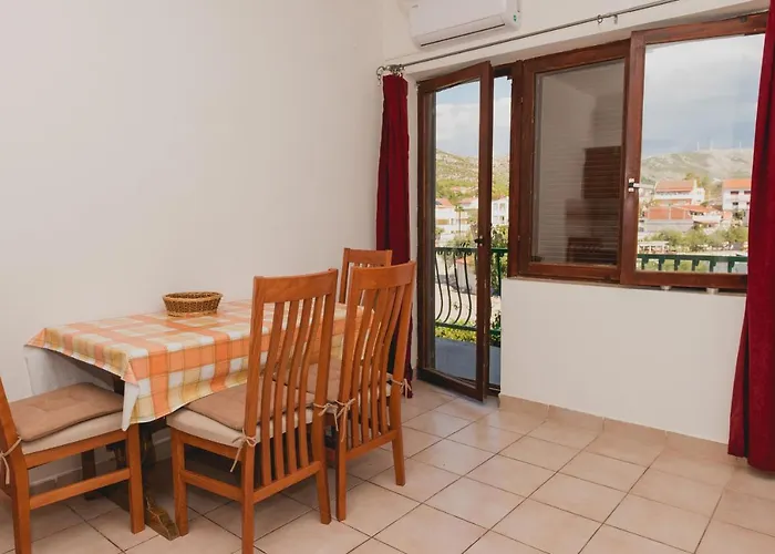 Family Friendly Seaside Grebastica, Sibenik - 15170 Appartement